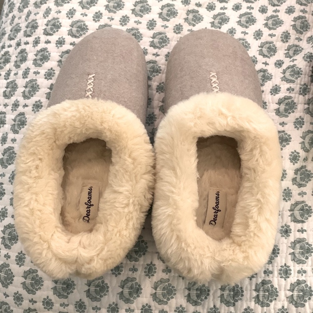 Brand new, never worn, Dearfoams slippers! They are very cozy!